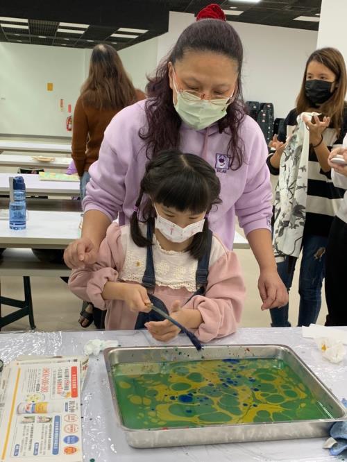 小朋友嘗試中，作品可成為妝點日常生活的小品。