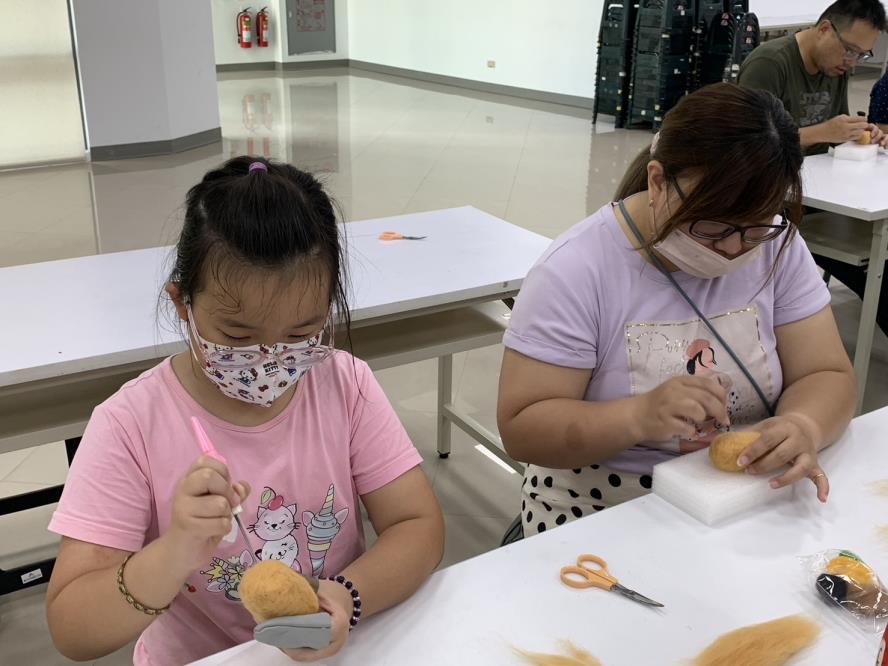 透過假日手作課程，親子一起戳戳樂