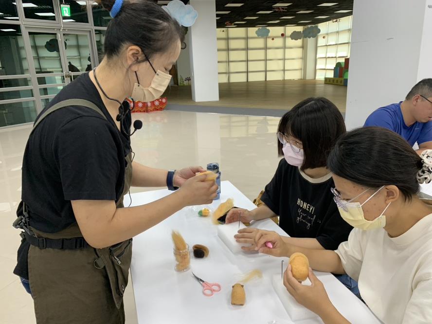 老師教導學員使用羊毛氈，製作手豚君的身體