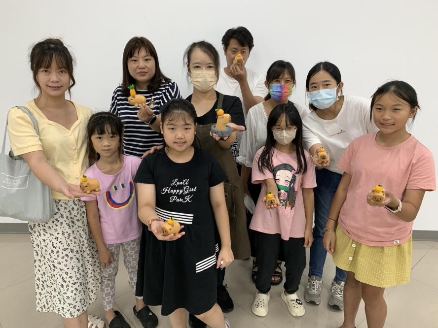 假日研習-「羊毛氈水豚君」，學習者透過製作羊毛氈動物來展現創造力和表現力(大合照)