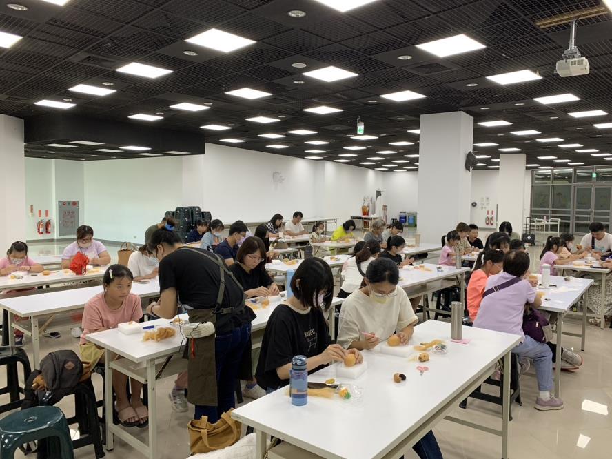大小朋友透過羊毛氈戳出自己的作品