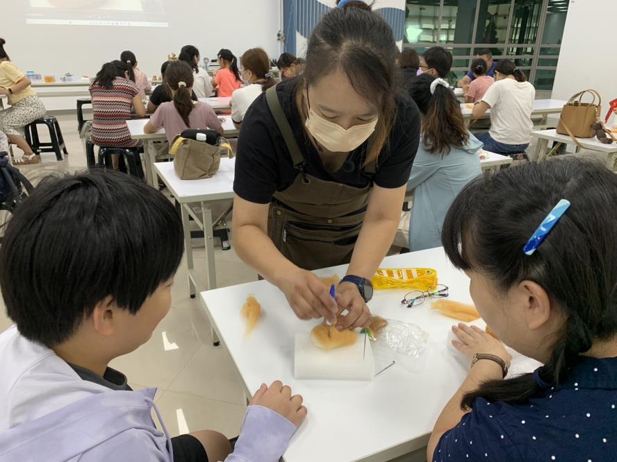 老師教導學員戳羊毛氈，讓學員學習羊毛氈的基礎技巧和創作