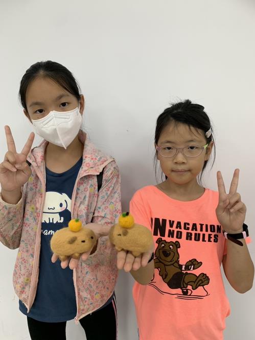 小朋友完成的可愛羊毛氈作品「水豚君」