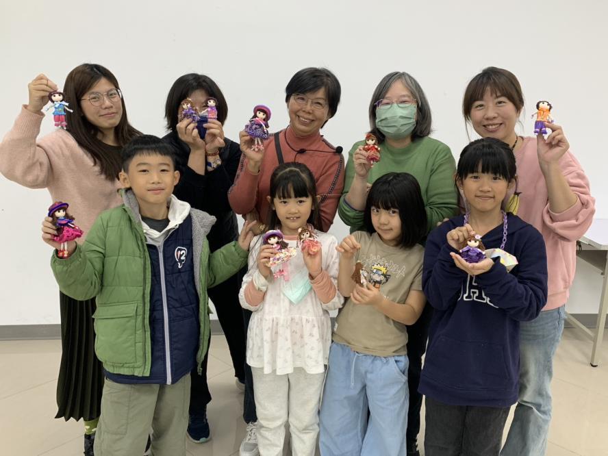 手作娃娃課，老師與學員大合照