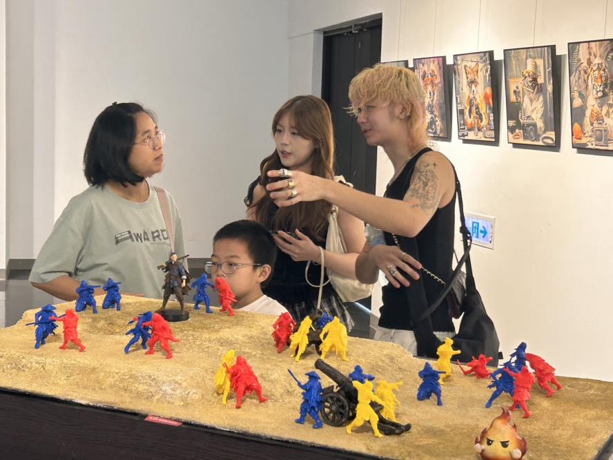 屯區藝文中心辦理從屯區開始的奇幻旅程_2026科技跨藝特展，民眾於作品《戲開演前大埕》聆聽創作者分享
