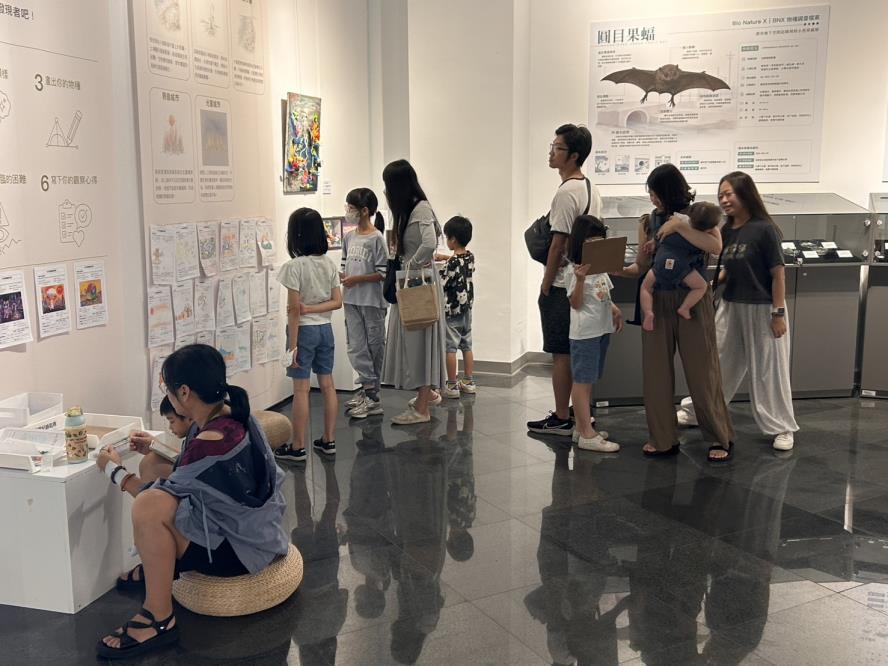 屯區藝文中心辦理從屯區開始的奇幻旅程_2026科技跨藝特展，吸引許多民眾行參訪並體驗互動裝置，民眾於作品《推論自然》欣賞作品並參與互動