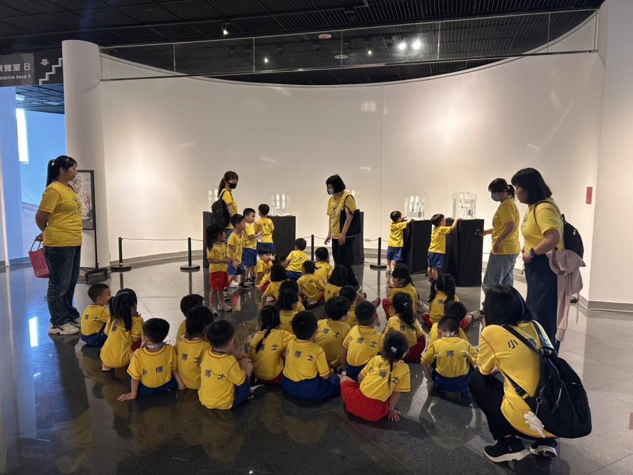 屯區藝文中心辦理從屯區開始的奇幻旅程_2026科技跨藝特展，幼稚園參訪並體驗互動裝置，其中作品《偷卷》受到學童喜愛
