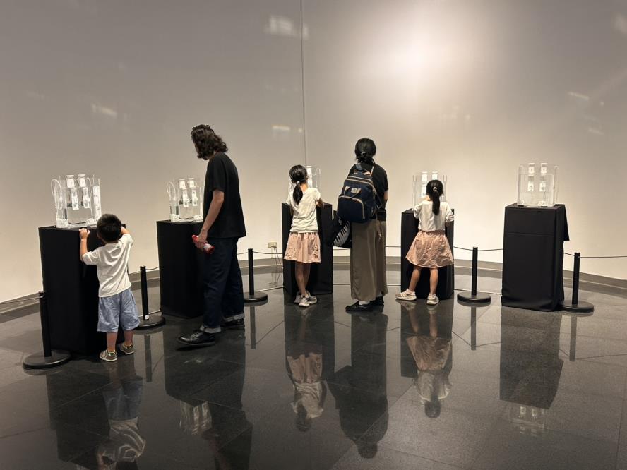 屯區藝文中心辦理從屯區開始的奇幻旅程_2026科技跨藝特展，吸引許多民眾行參訪並體驗互動裝置，其中作品《偷卷》十分受到親子喜愛