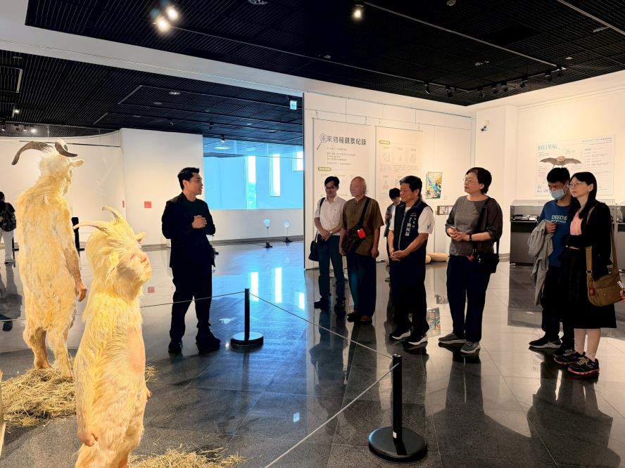 屯區藝文中心於6月27日開幕式導覽活動，由策展人邱誌勇教授講解作品