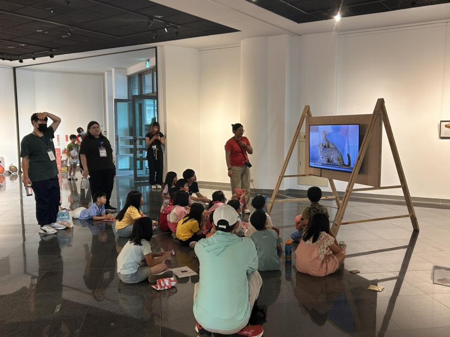 屯區藝文中心辦理從屯區開始的奇幻旅程_2026科技跨藝特展，吸引許多民眾行參訪並體驗互動裝置，民眾於作品《在海拔2000公尺震動》前聆聽導覽