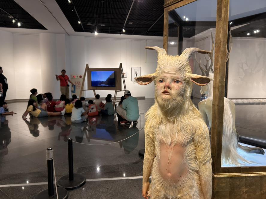 屯區藝文中心辦理從屯區開始的奇幻旅程_2026科技跨藝特展，吸引許多民眾行參訪並體驗互動裝置，作品《小衛》也常吸引民眾目光