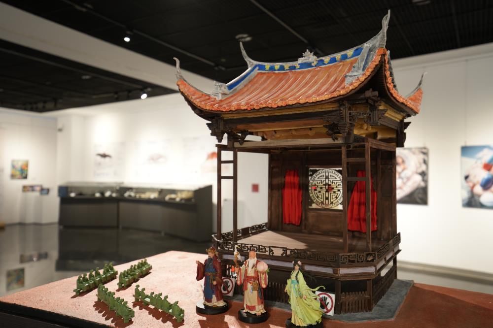 屯區藝文中心辦理從屯區開始的奇幻旅程_2026科技跨藝特展，吸引許多民眾行參訪並體驗互動裝置，作品《戲開演前大埕》講述林家宮保第的故事