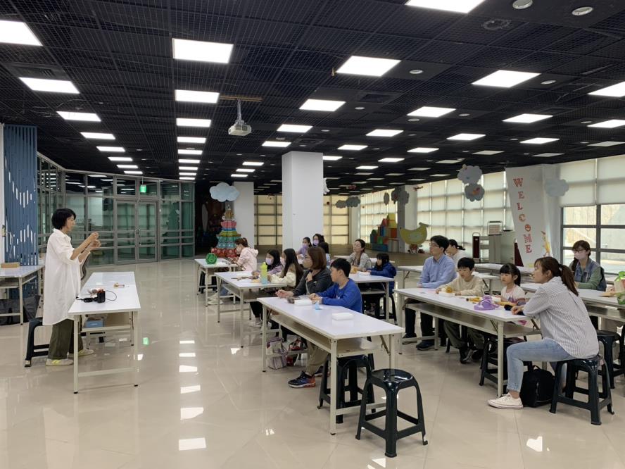 療癒手作時光—羊毛氈動物吊飾研習，學員認真聽講