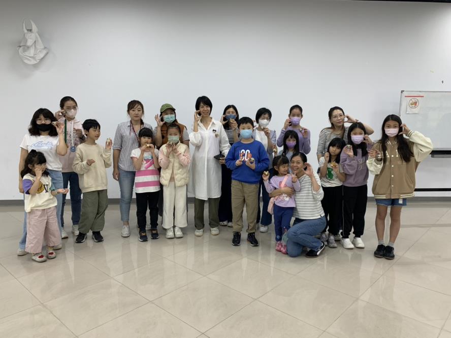 活動結束大合照，每個人都有獨一無二的作品。