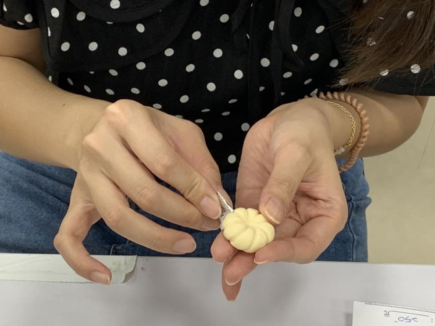 手作黏土麵包，利用黏土捏塑麵包外型