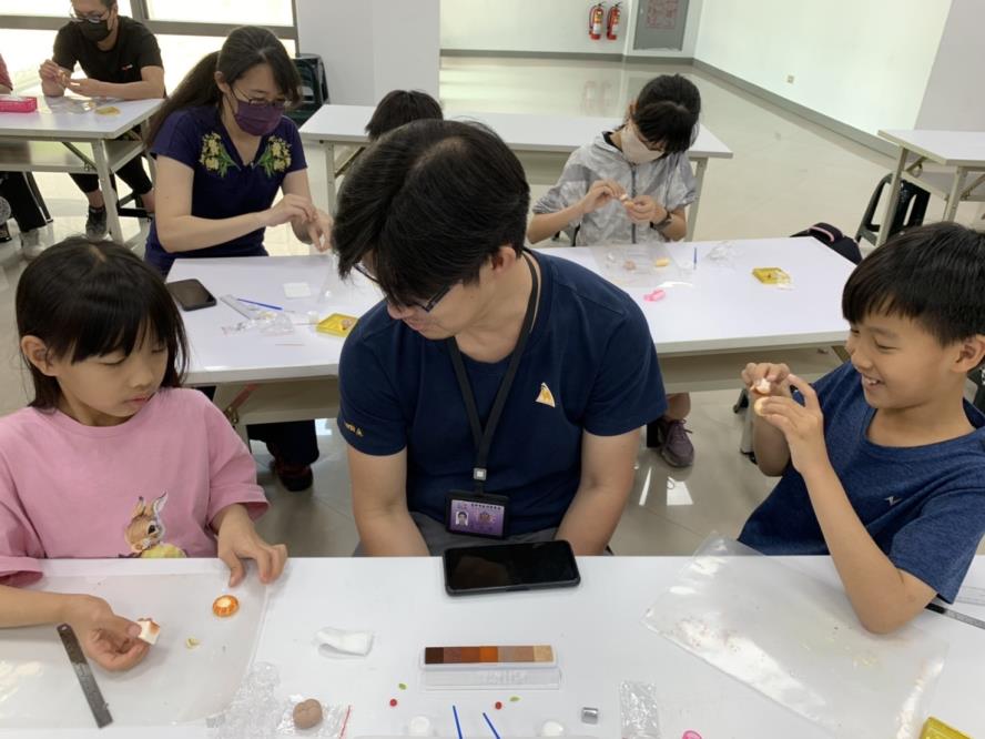 手作黏土麵包磁鐵動手做，學員學會基本技巧