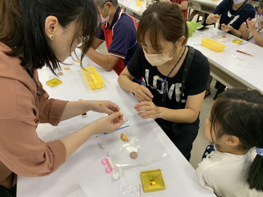 老師教導學員，學員們跟著操作學習