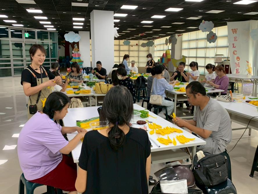 學員認真聽老師講解如何製作
