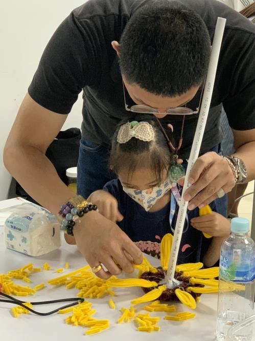 小朋友與爸爸認真手作中