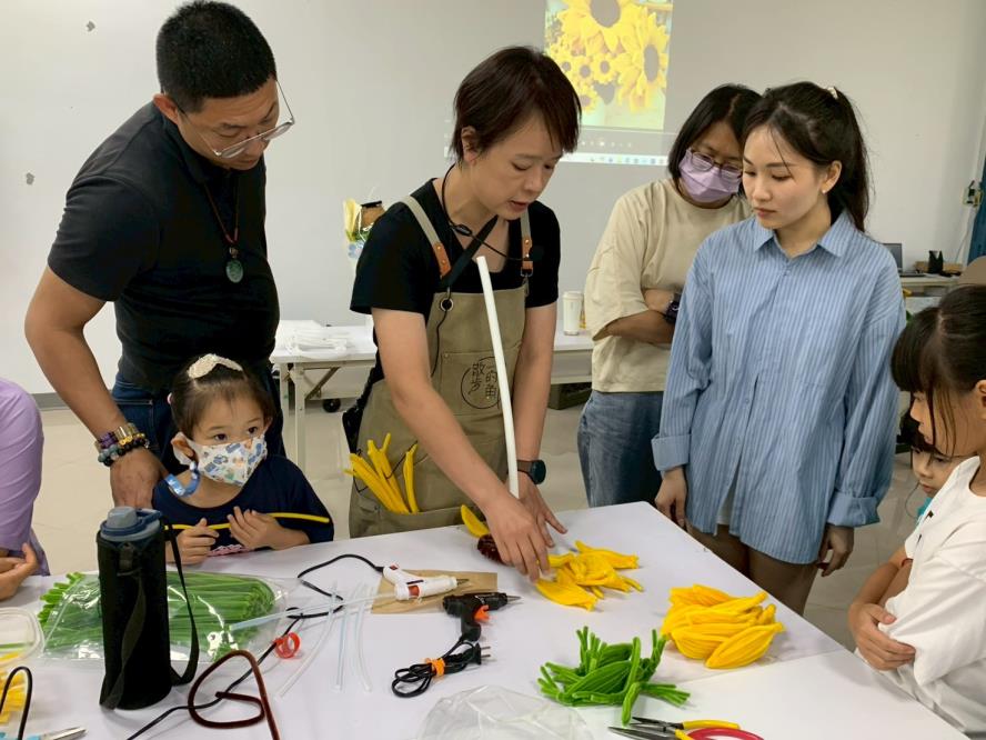 學員認真聽講作品步驟
