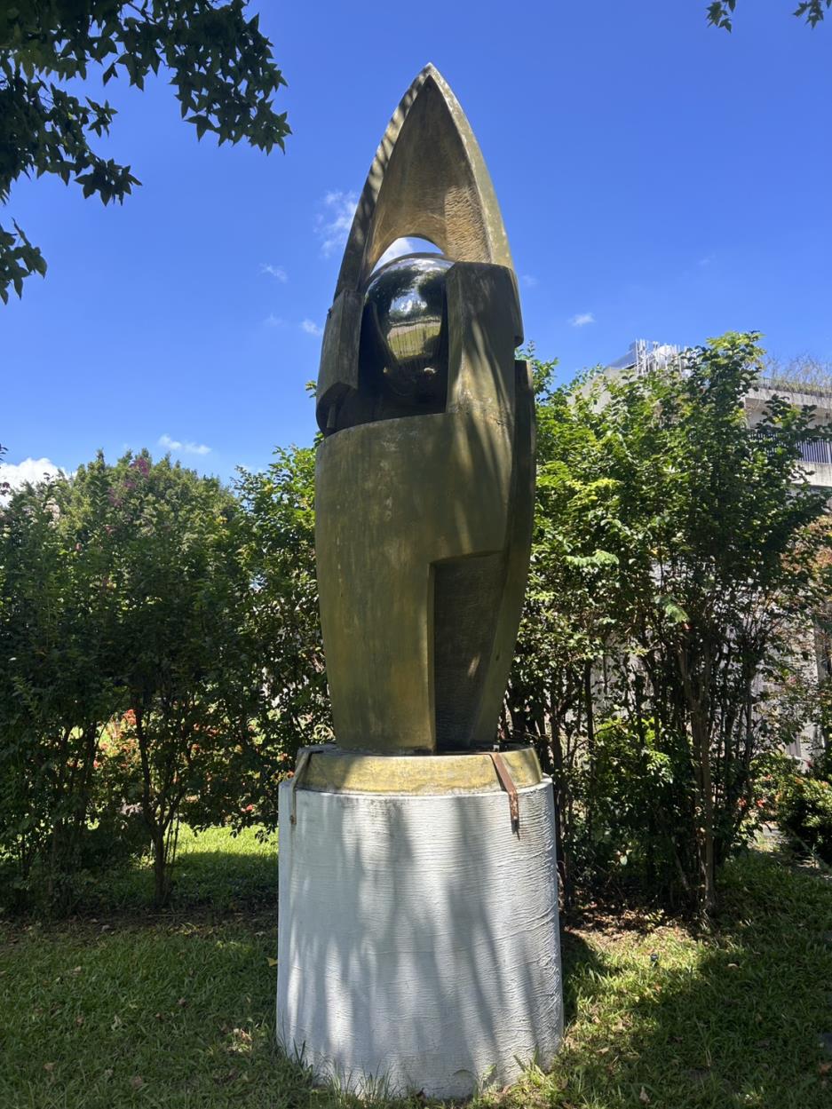 區藝文中心【交流展】作品《銳進》，由藝術家謝棟樑老師創作，表現一個人精進涵養，自我充實，蓄勢待發，每發必中的涵意