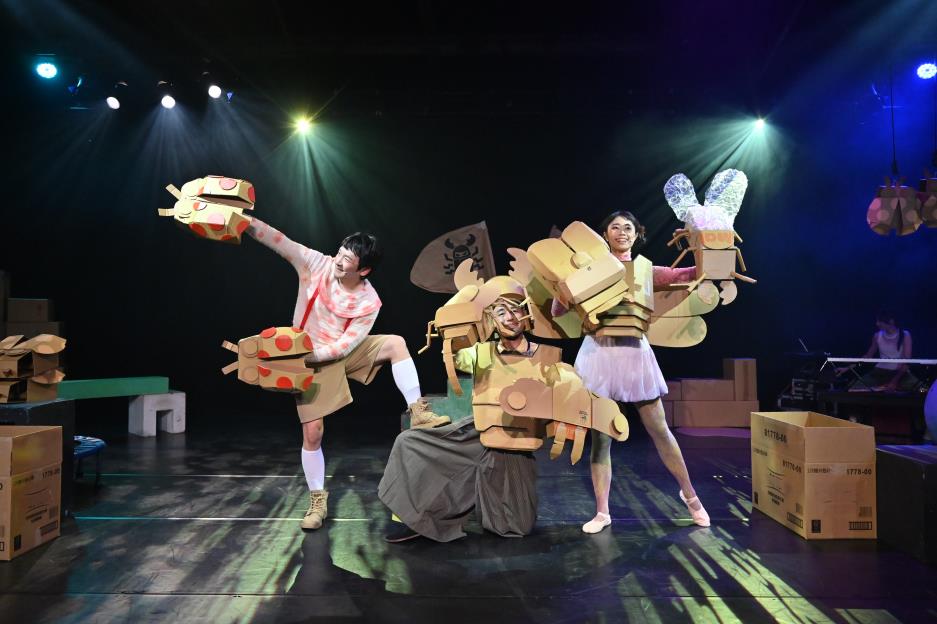 以「回收紙箱」作為創作媒材，集結不同藝術家的創作，期待帶給孩子不同面向的學習刺激。