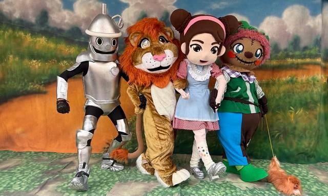 桃樂絲踏上奇幻旅程，遇見三位超特別夥伴—=想有智慧的稻草人、想有一顆心臟的小鐵人，還有想變勇敢的膽小獅子。