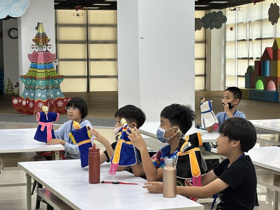 學員製作手繪布袋戲的寶劍道具，更學習了布袋戲的操偶技巧