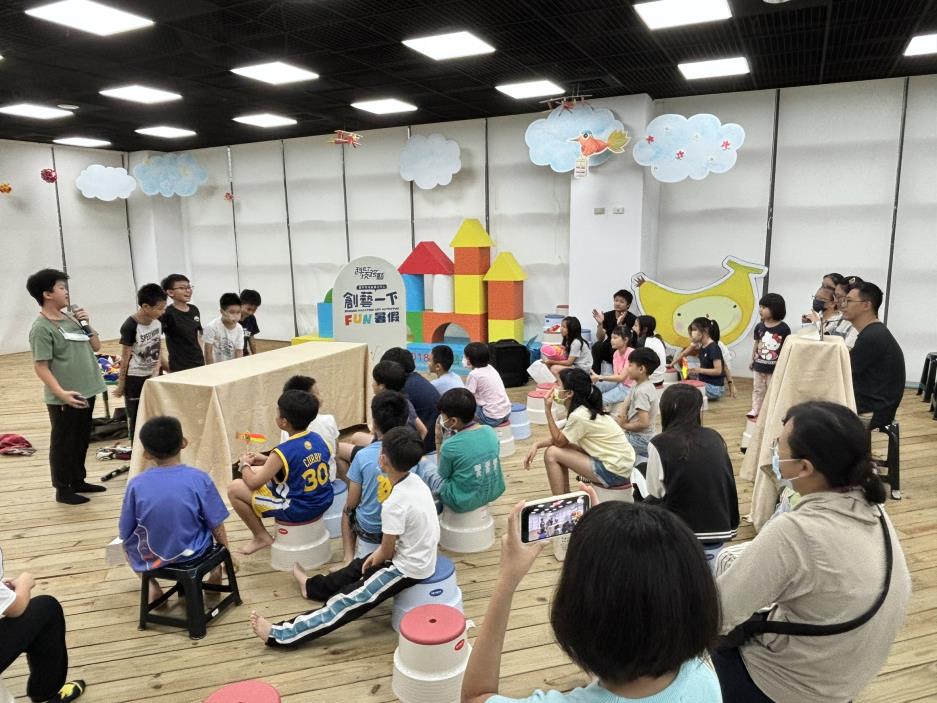 在成果發表演出自創劇碼，展現學習成果，贏得大家的鼓勵跟掌聲
