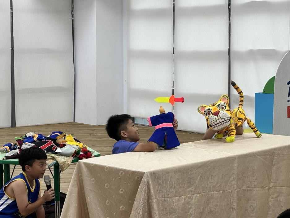 操偶技巧、角色肢體語言、聲音表達訓練等技巧，從肢體動作到語調轉換，培養對表演的自信心