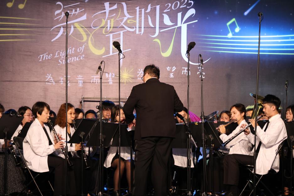 台灣白袍管樂團《颯紅之下，白袍之聲》劇照4