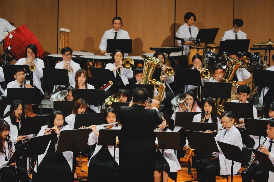 台灣白袍管樂團《颯紅之下，白袍之聲》