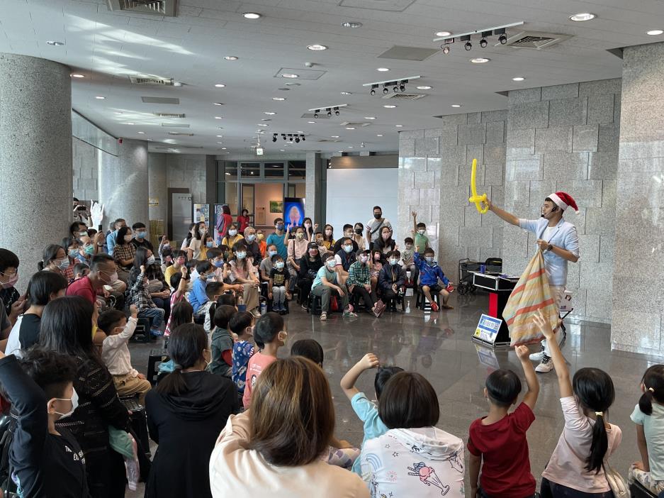 幽默無冷場的聖誕喜劇表演