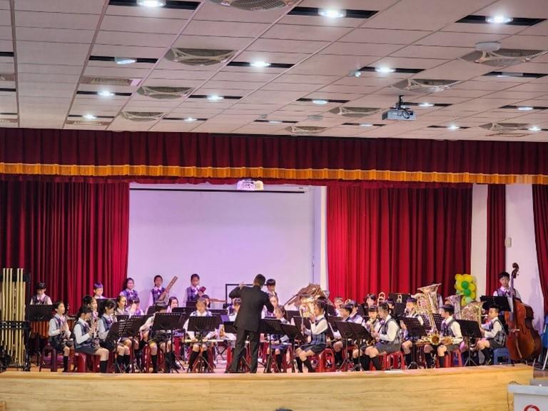 南陽國小管樂團第27屆學員正式演出照片，包含長笛及法國號等各式樂器