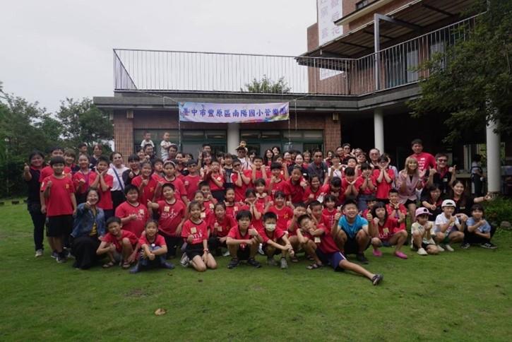 南陽國小管樂團第27屆學員於校外空間合影留念紀錄每個成長階段